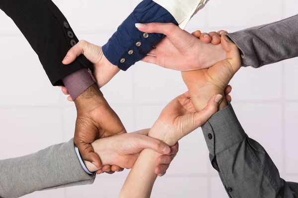 Enat händerna på företag team — Stockfoto