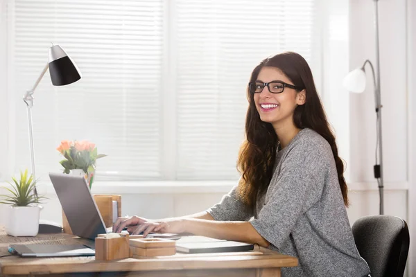 Mulher no local de trabalho no escritório — Fotografia de Stock