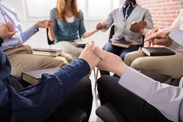 Nahaufnahme Von Menschen Die Sich Die Hand Halten Und Gemeinsam — Stockfoto