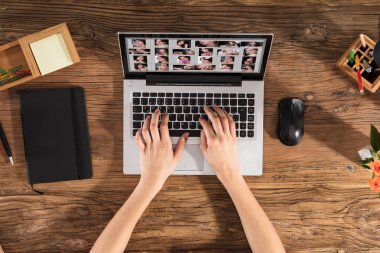 Tasarımcısı Editör çalışma üstünde Laptop