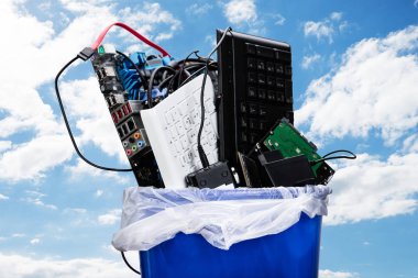 Çöp kovası içinde donanım ekipmanları