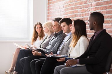 Grup çeşitli insan ofiste iş görüşmesi için bekliyor
