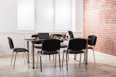 İç ofis dizüstü bilgisayar ile 