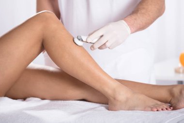 terapist kadın bacaklar Mezoterapi yapıyor 