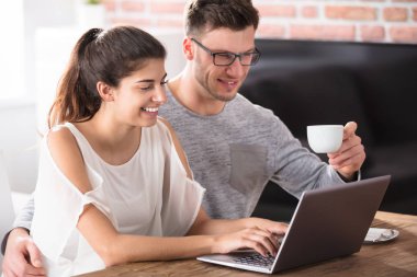 Evde Dizüstü bilgisayar kullanan çift 