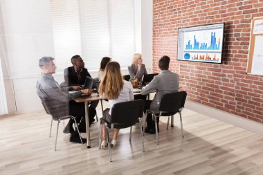 Toplantıda ekranda grafik arıyor işgal çeşitli grup