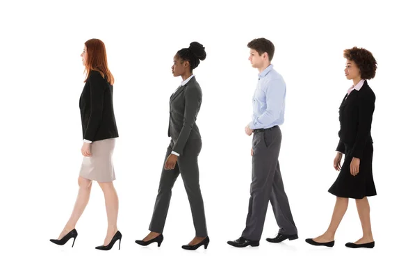 Empresarios multirraciales caminando en fila — Foto de Stock