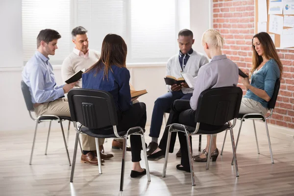 Gruppe Von Menschen Sitzt Auf Stuhl Kreis Und Liest Bibeln — Stockfoto