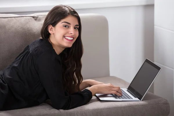 Mulher feliz usando laptop — Fotografia de Stock