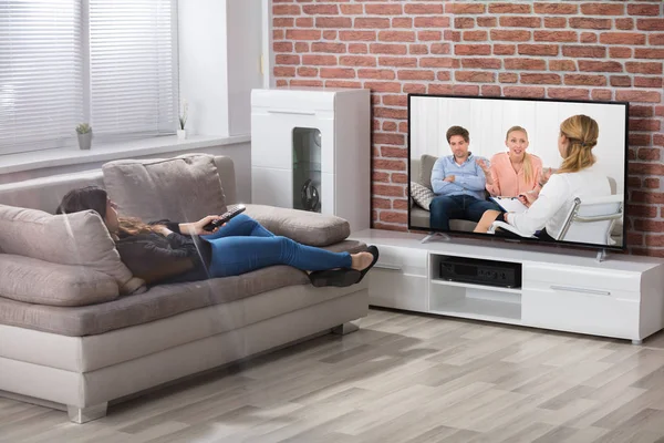 Mujer viendo televisión — Foto de Stock