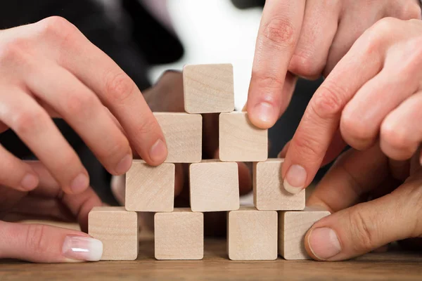 Gente organizando bloques — Foto de Stock