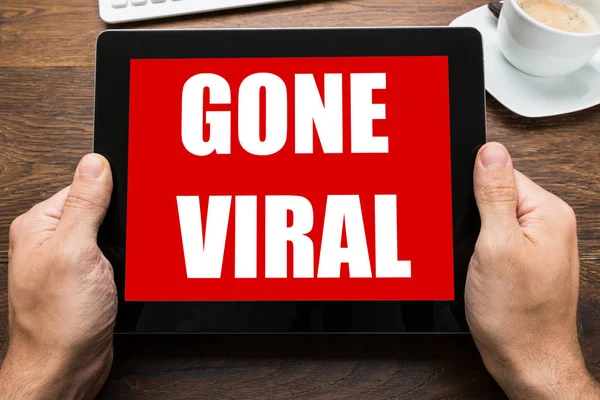 Digitale Tablet-Anzeige geht viral — Stockfoto