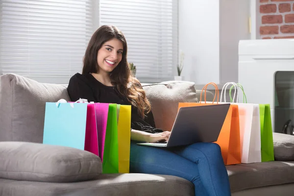 Mujer feliz con bolsas —  Fotos de Stock