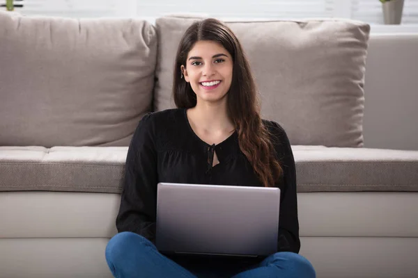 Lächelnde Frau mit Laptop — Stockfoto