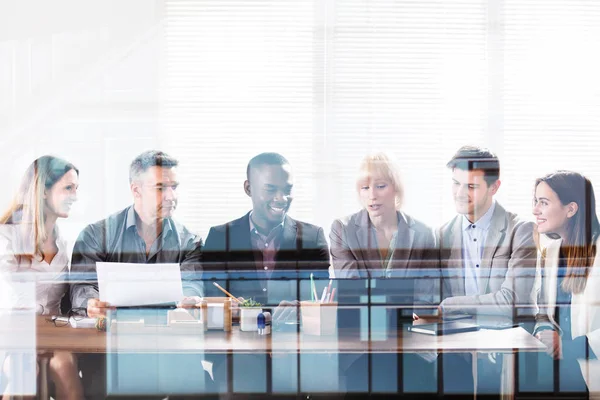 Grupo Diverso Empresários Olhando Para Laptop Reunião — Fotografia de Stock