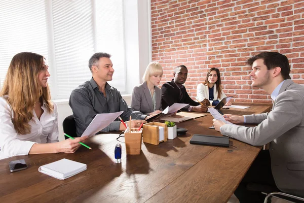 Grupo Empresarios Felices Discutiendo Nuevo Proyecto Cargo — Foto de Stock