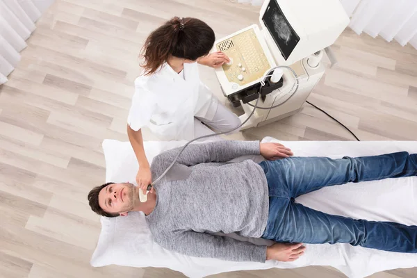 Hombre sometido a examen médico por ultrasonido —  Fotos de Stock