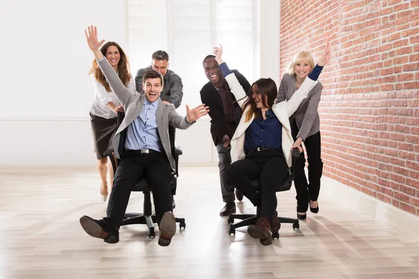 Grupo Empresários Divertidos Fazendo Divertimento Escritório — Fotografia de Stock