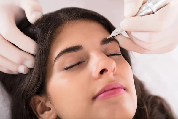 Vrouw met gezichtsbehandeling — Stockfoto