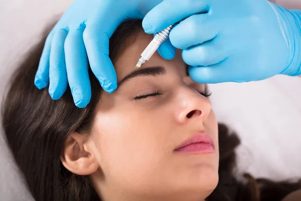 Mujer que tiene tratamiento facial — Foto de Stock