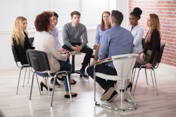 Groupe de gens d'affaires en conférence — Photo