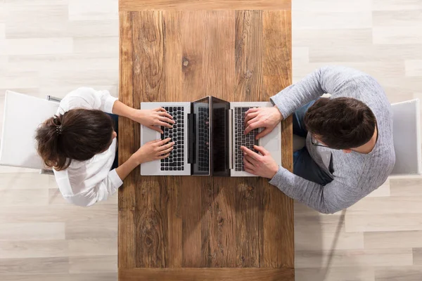 Overhead-Ansicht des Paares mit Laptop — Stockfoto