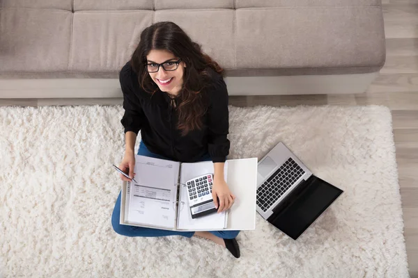 Mujer calculando facturas — Foto de Stock