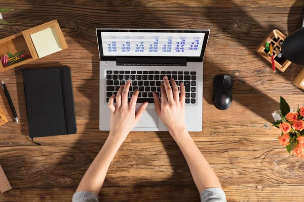 Pessoa usando laptop com calendário — Fotografia de Stock