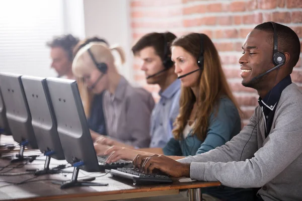 Junges Callcenter Team Gespräch Mit Kunden — Stockfoto