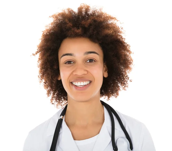 Självsäker ung kvinnlig läkare — Stockfoto
