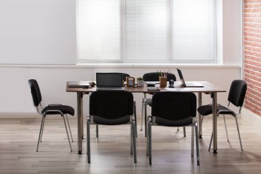 İç ofis dizüstü bilgisayar ile 