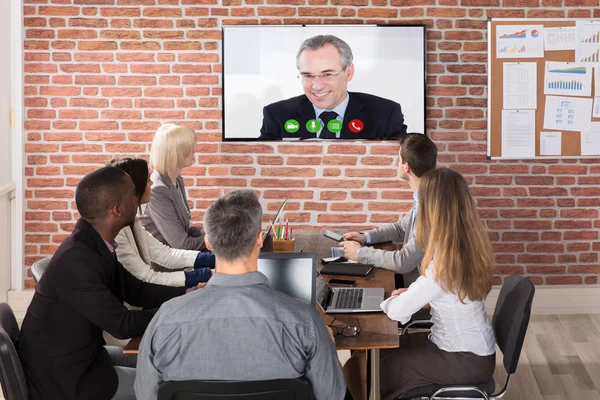 Grupo Empresarios Que Tienen Videoconferencia Sala Juntas — Foto de Stock