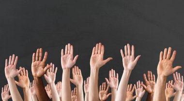 Elleri yüksek Up gri arka plan üzerinde yükselterek kalabalık