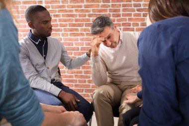 Afrika delikanlı olgun arkadaşı teselli