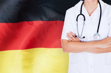 Doktor katlanmış ellerle 