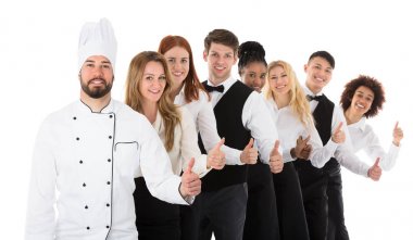 Restoran personeli başparmak yukarıya el hareketi