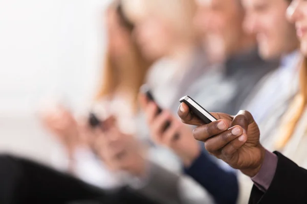 Close Van Ondernemers Hand Met Behulp Van Slimme Telefoon — Stockfoto