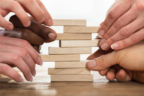 Ondernemers houten blokken stapelen — Stockfoto