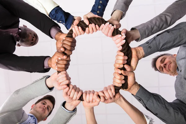 Businesspeople Standing Circle Holding Rope Together Hands — Stock Photo, Image