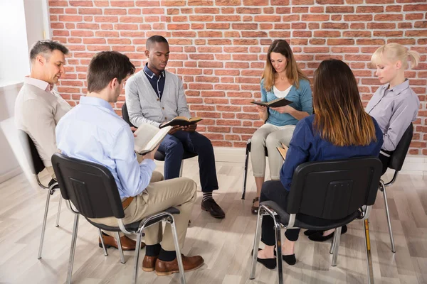 Group People Sitting Chair Circle Reading Bibles — Stock Photo, Image