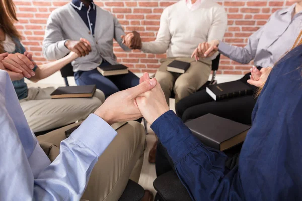 Primer Plano Gente Sosteniéndose Mano Orando Juntos — Foto de Stock