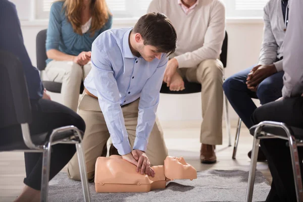 Young Male Instructor Showing Cpr Training Dummy His Student — Stock Photo, Image