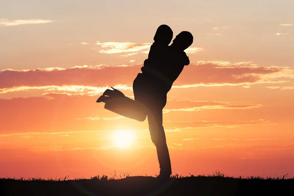 Casal amoroso ao pôr do sol — Fotografia de Stock