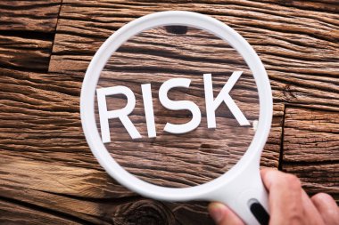 Büyüteç ve kelime risk