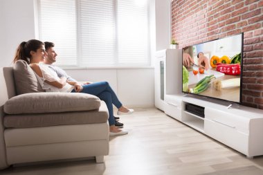 televizyon izlerken mutlu çift