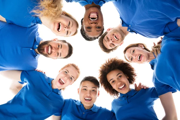 Sorridente Janitors formando Huddle — Foto Stock