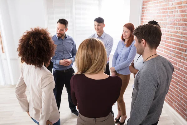 Manliga och kvinnliga studenter — Stockfoto