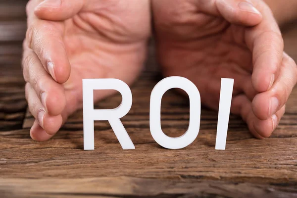 Руки и слово roi — стоковое фото