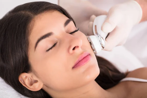 Mujer que tiene tratamiento facial — Foto de Stock