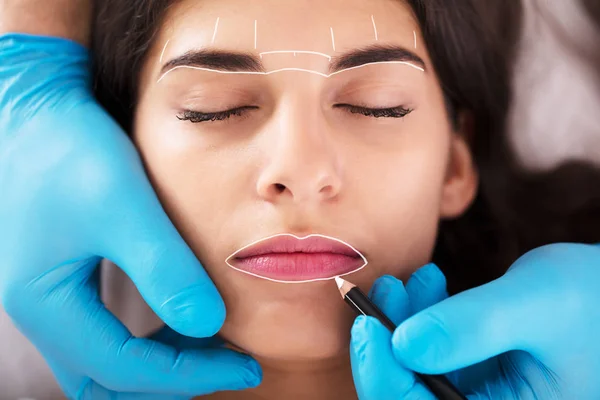 Vrouw met gezichtsbehandeling — Stockfoto